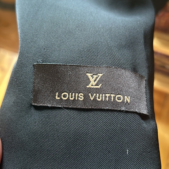Louis Vuitton - Picture 3 of 7